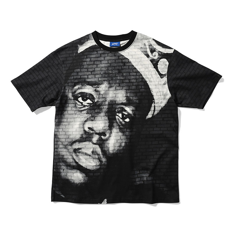 LFYT(エルエフワイティー)/ BIGGIE MURAL TEE -BLACK-