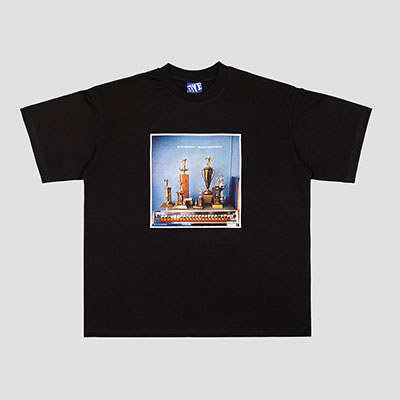 BYE JEREMY(バイジェレミー)/ Trophies Tee -BLACK-