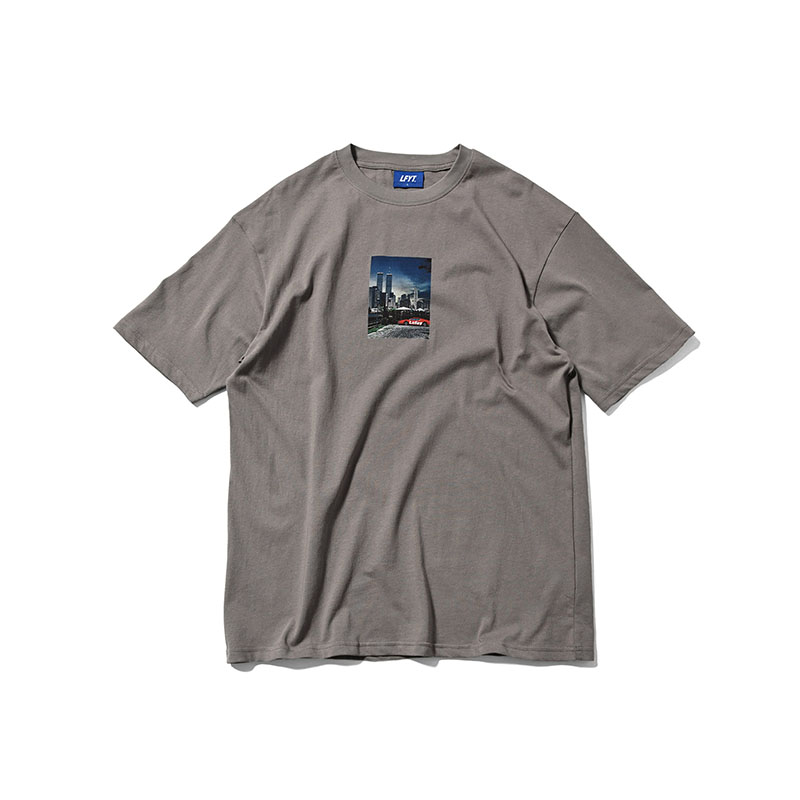LFYT(エルエフワイティー)/ CITYSCAPE TEE -3.COLOR-(CHRACOAL)