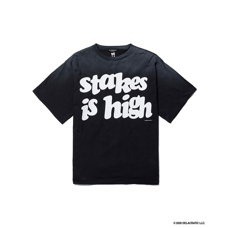 F-LAGSTUF-F(フラグスタフ)/ "stakes is high" TEE(×De La Soul) -BLACK-