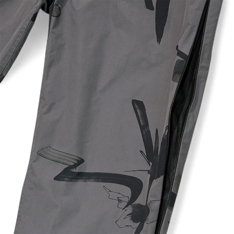 坩堝-RUTSUBO-(ルツボ)/ さむばでべるでい DRY TECH PANTS (RUTSUBO×JUN INOUE) -GRAY-