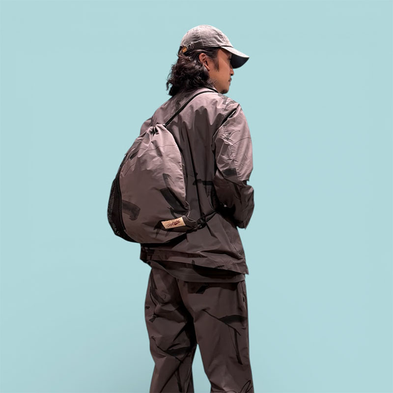 坩堝-RUTSUBO-(ルツボ)/ さむばでべるでい DRAWSTRING BAG (RUTSUBO×JUN INOUE) -GRAY-