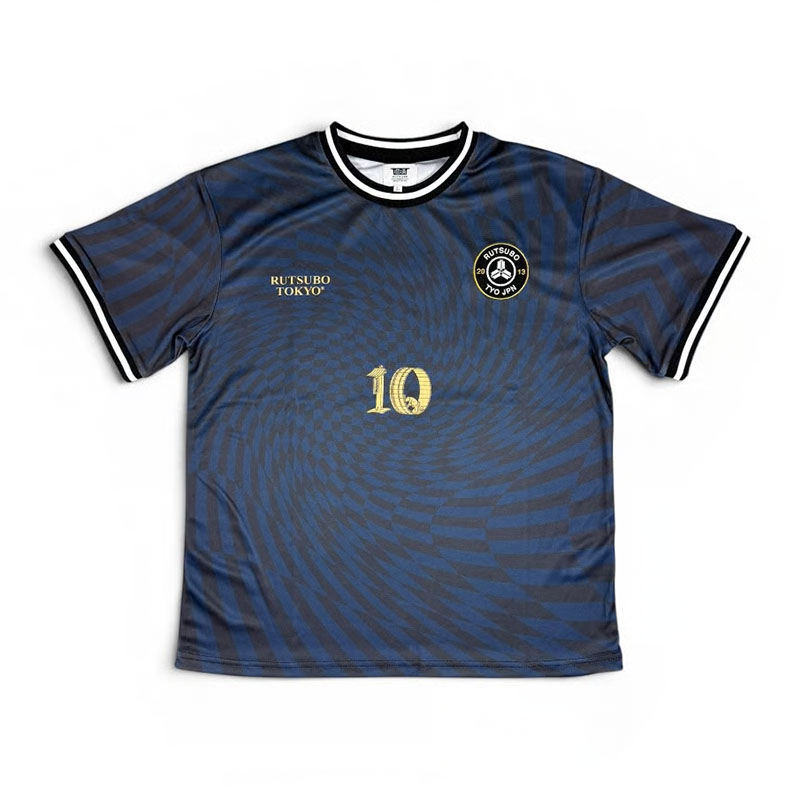 坩堝-RUTSUBO-(ルツボ)/ 坩堝ア式蹴球部2026 S/S T-SHIRTS (RUTSUBO×YU SUDA) -DARK NAVY-