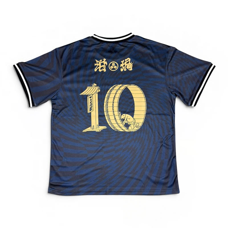 坩堝-RUTSUBO-(ルツボ)/ 坩堝ア式蹴球部2026 S/S T-SHIRTS (RUTSUBO×YU SUDA) -DARK NAVY-