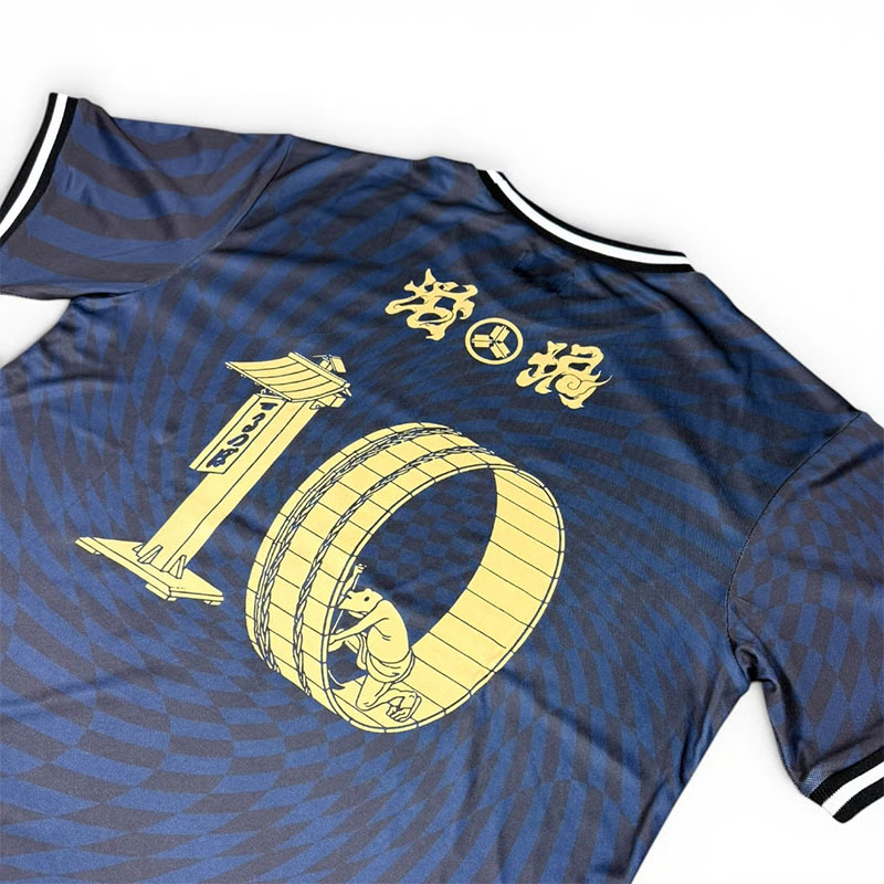 坩堝-RUTSUBO-(ルツボ)/ 坩堝ア式蹴球部2026 S/S T-SHIRTS (RUTSUBO×YU SUDA) -DARK NAVY-