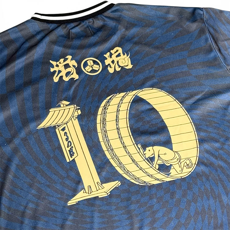 坩堝-RUTSUBO-(ルツボ)/ 坩堝ア式蹴球部2026 S/S T-SHIRTS (RUTSUBO×YU SUDA) -DARK NAVY-