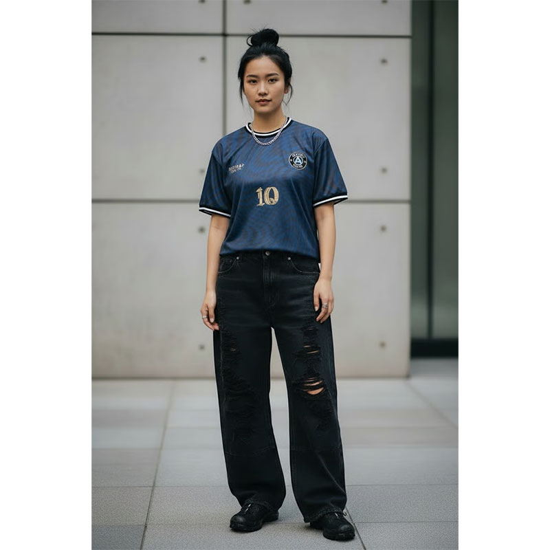 坩堝-RUTSUBO-(ルツボ)/ 坩堝ア式蹴球部2026 S/S T-SHIRTS (RUTSUBO×YU SUDA) -DARK NAVY-
