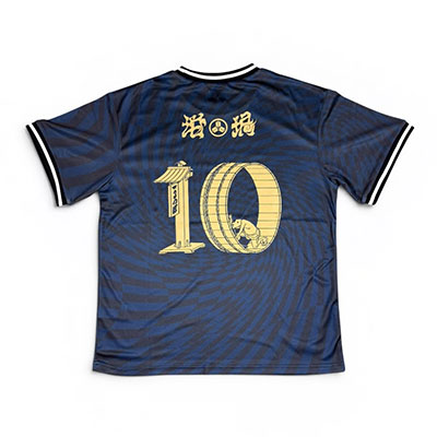 坩堝-RUTSUBO-(ルツボ)/ 坩堝ア式蹴球部2026 S/S T-SHIRTS (RUTSUBO×YU SUDA) -DARK NAVY-